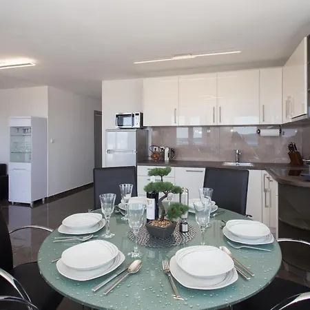 Villa-split-luxury-heated Salt Water Pool-up To 3 Family Villa