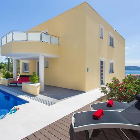 Villa Villa-split-luxury-heated Salt Water Pool-up To 3 Family *