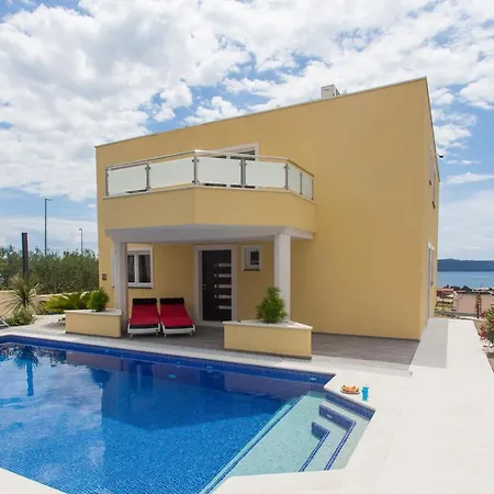 Villa Villa-split-luxury-heated Salt Water Pool-up To 3 Family *