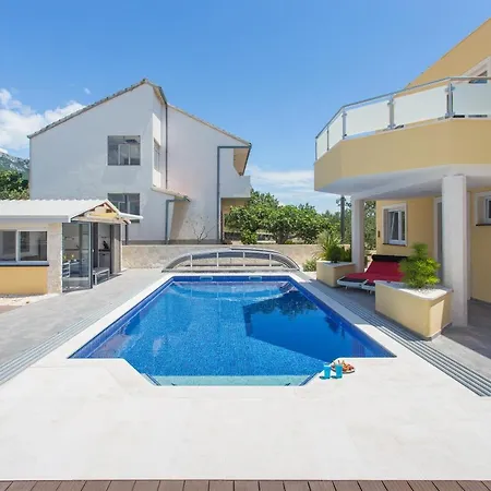 Villa-split-luxury-heated Salt Water Pool-up To 3 Family Villa Kaštela