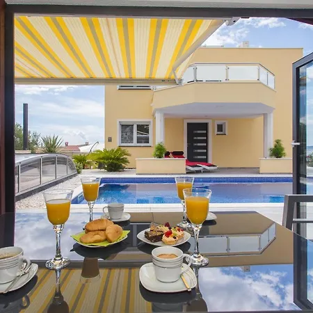 Villa-split-luxury-heated Salt Water Pool-up To 3 Family * Kastela