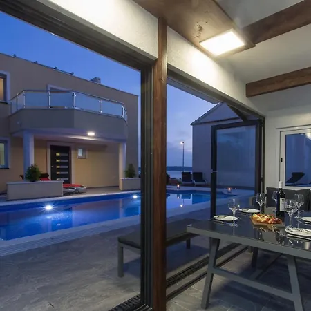Villa-split-luxury-heated Salt Water Pool-up To 3 Family Villa Kaštela