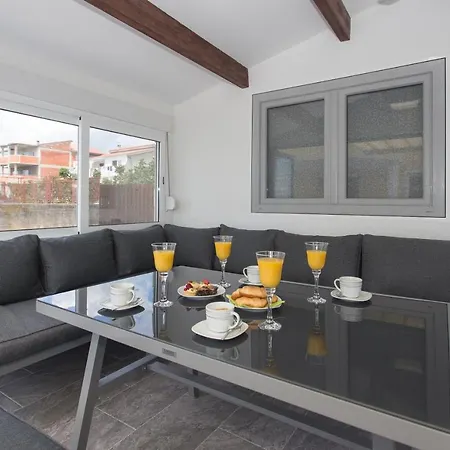 Villa Villa-split-luxury-heated Salt Water Pool-up To 3 Family *