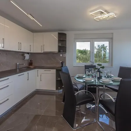 Villa Villa-split-luxury-heated Salt Water Pool-up To 3 Family Kastela