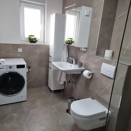 Villa Villa-split-luxury-heated Salt Water Pool-up To 3 Family *