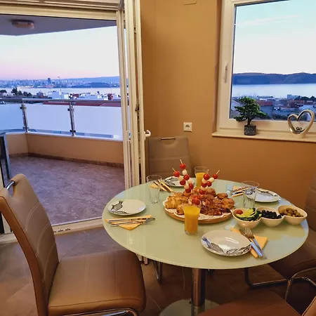 Villa Villa-split-luxury-heated Salt Water Pool-up To 3 Family *